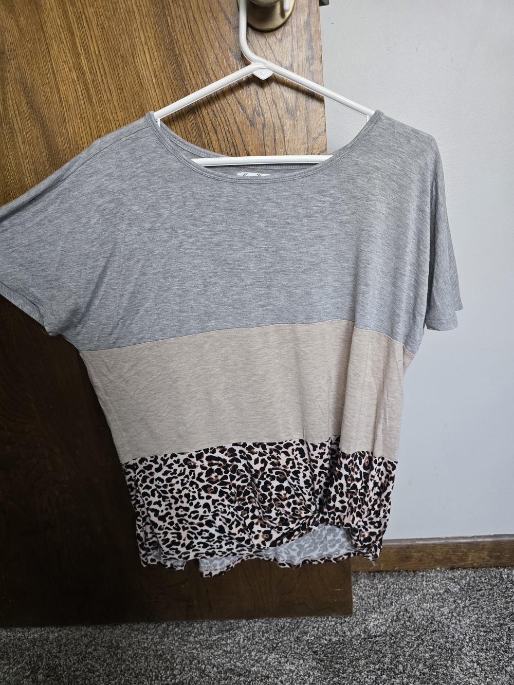 Women’s Colorblock Leopard Knotted Hem Short Sleeve Top - Gray Beige